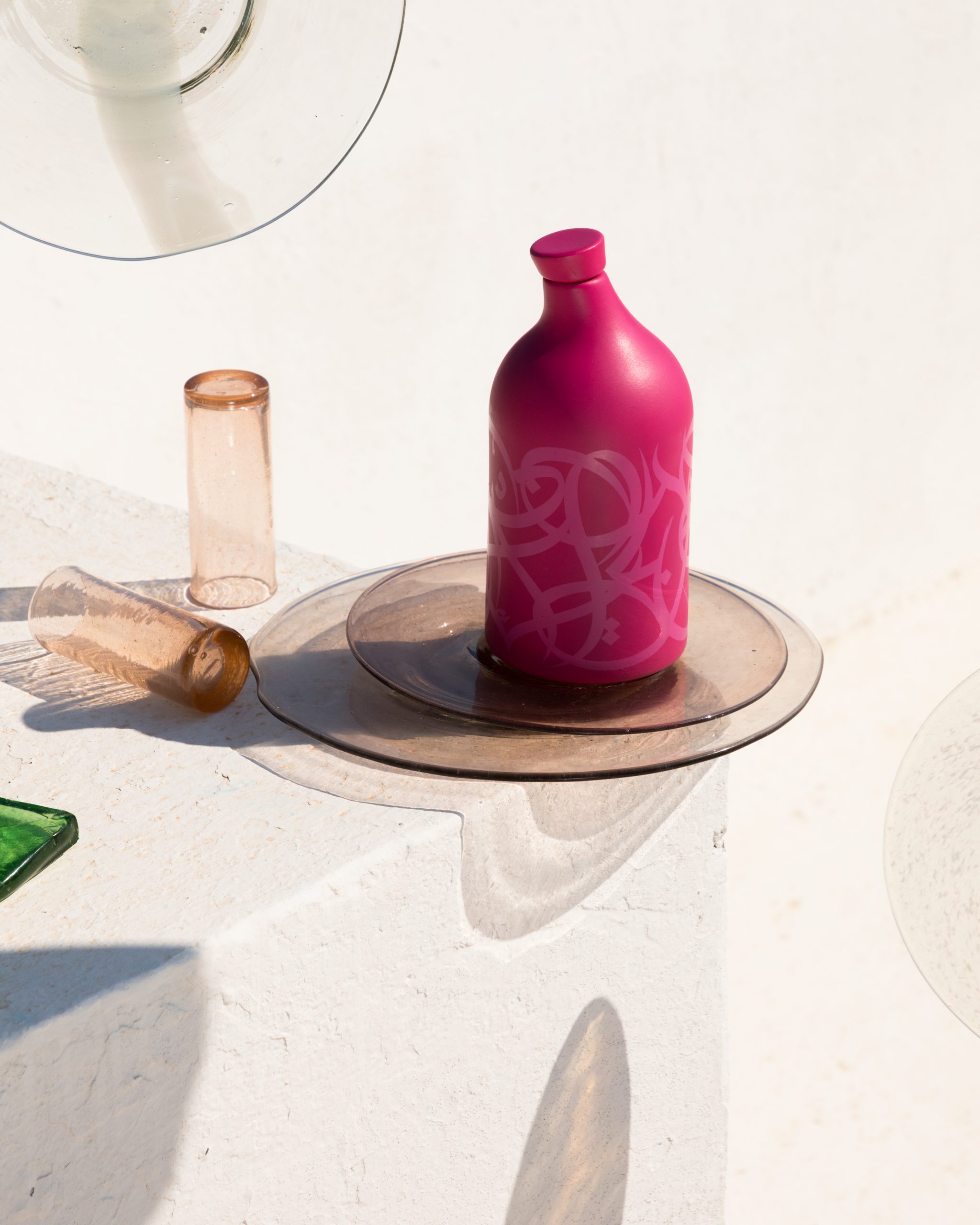 Culturally-inspired product branding in the Middle East, focusing on modern elegance and heritage in design, complete with social media and brand strategy. علامة تجارية مستوحاة من الثقافة في الشرق الأوسط، مع تركيز على الأناقة الحديثة والتراث في التصميم، مع أصول لوسائل التواصل الاجتماعي.